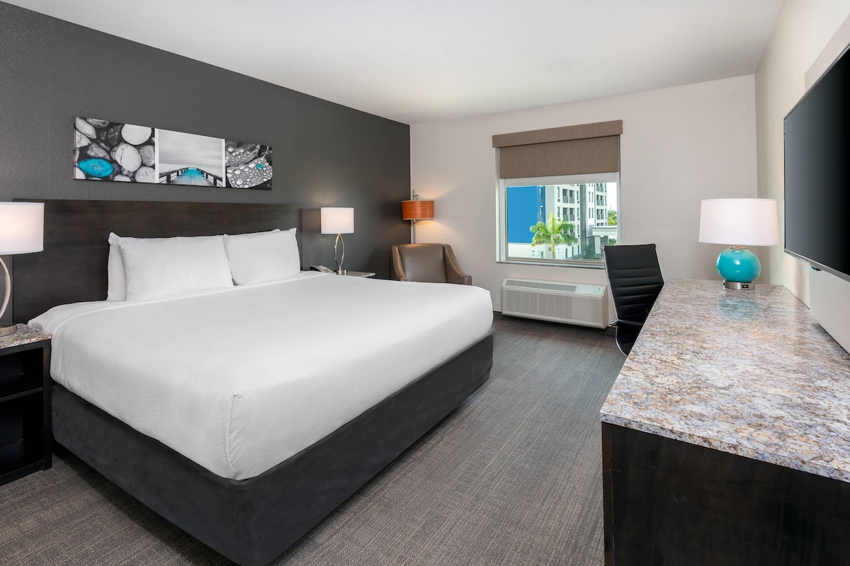 Standaard kamer, 1 kingsize bed, niet-roken | Luxe beddengoed, een bureau, een laptopwerkplek