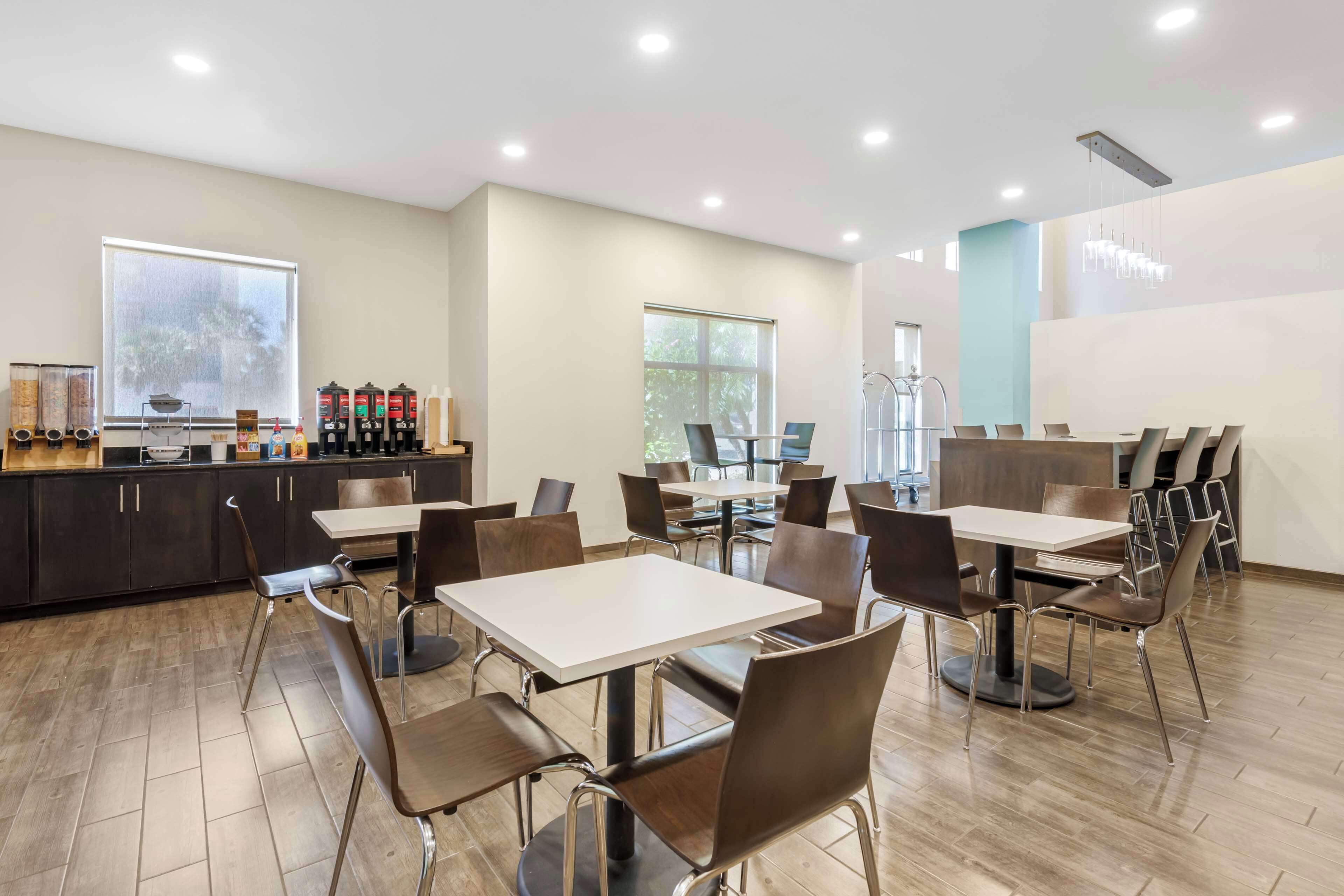 free daily full breakfast