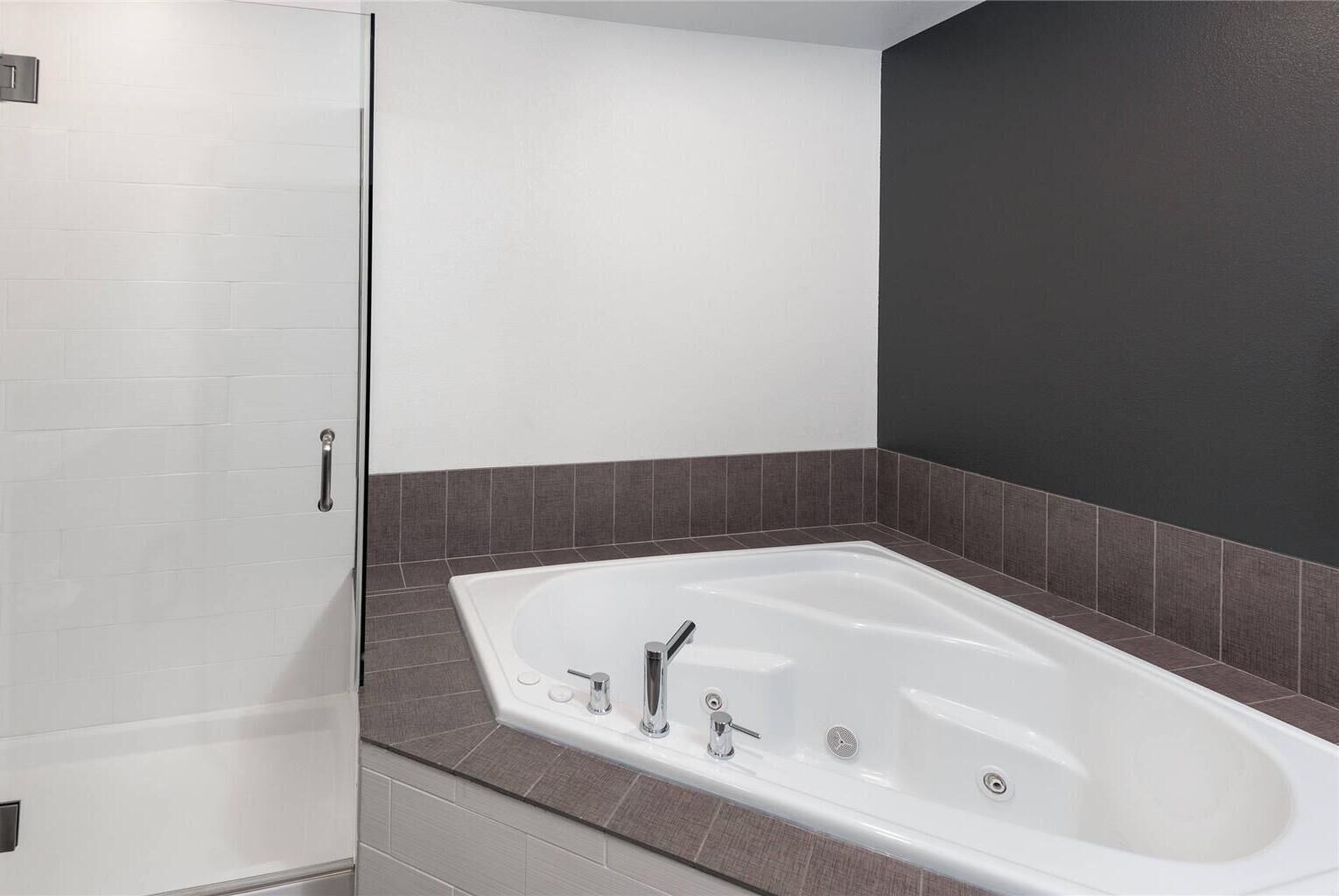 Amenidades de baño gratuitas, secadora de cabello, toallas, jabón 