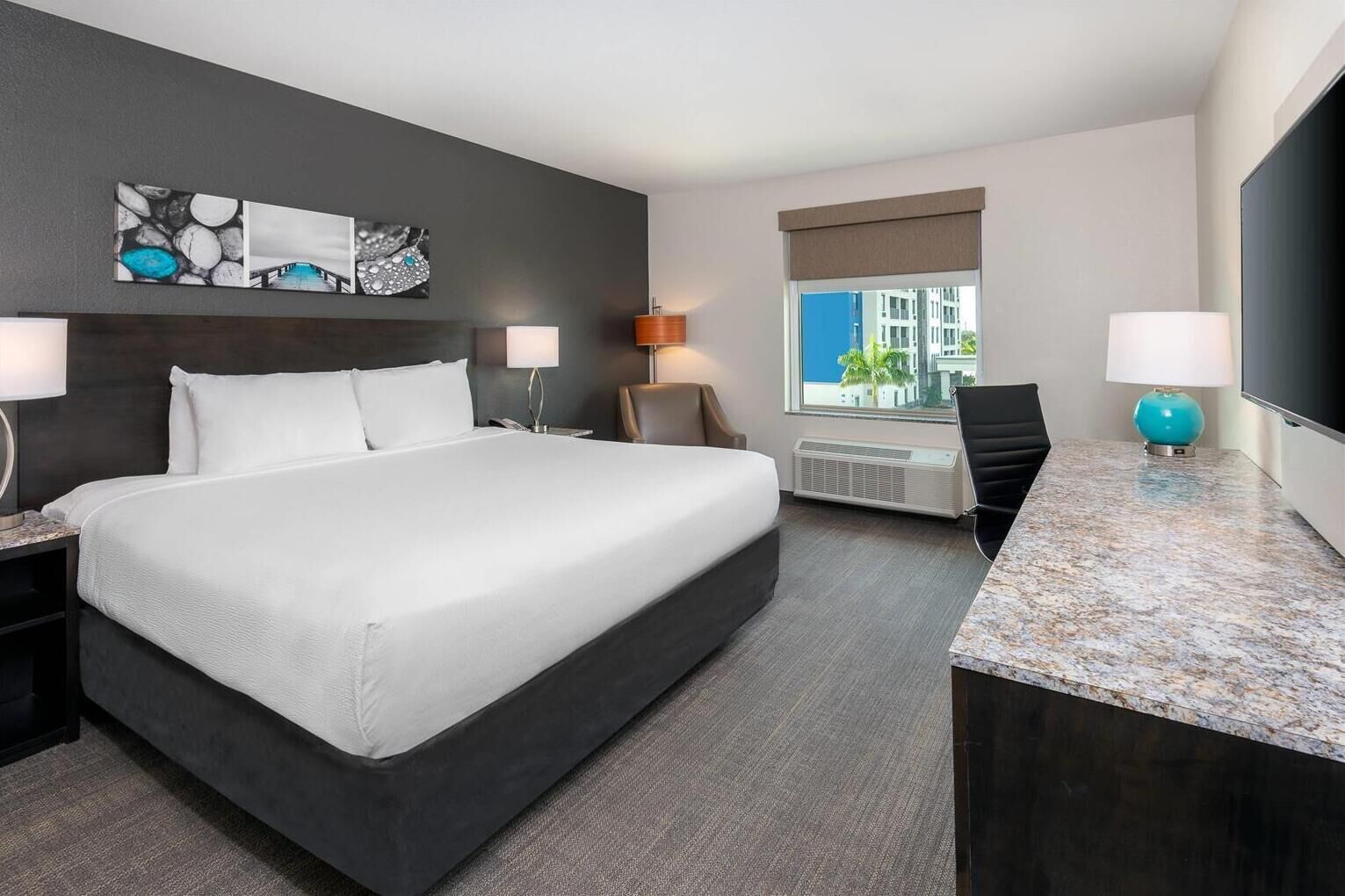 Standard Room, 1 King Bed, Non Smoking | Premium bedding, desk, laptop workspace, blackout drapes