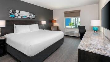 Standard Room, 1 King Bed, Non Smoking | Premium bedding, desk, laptop workspace, blackout drapes