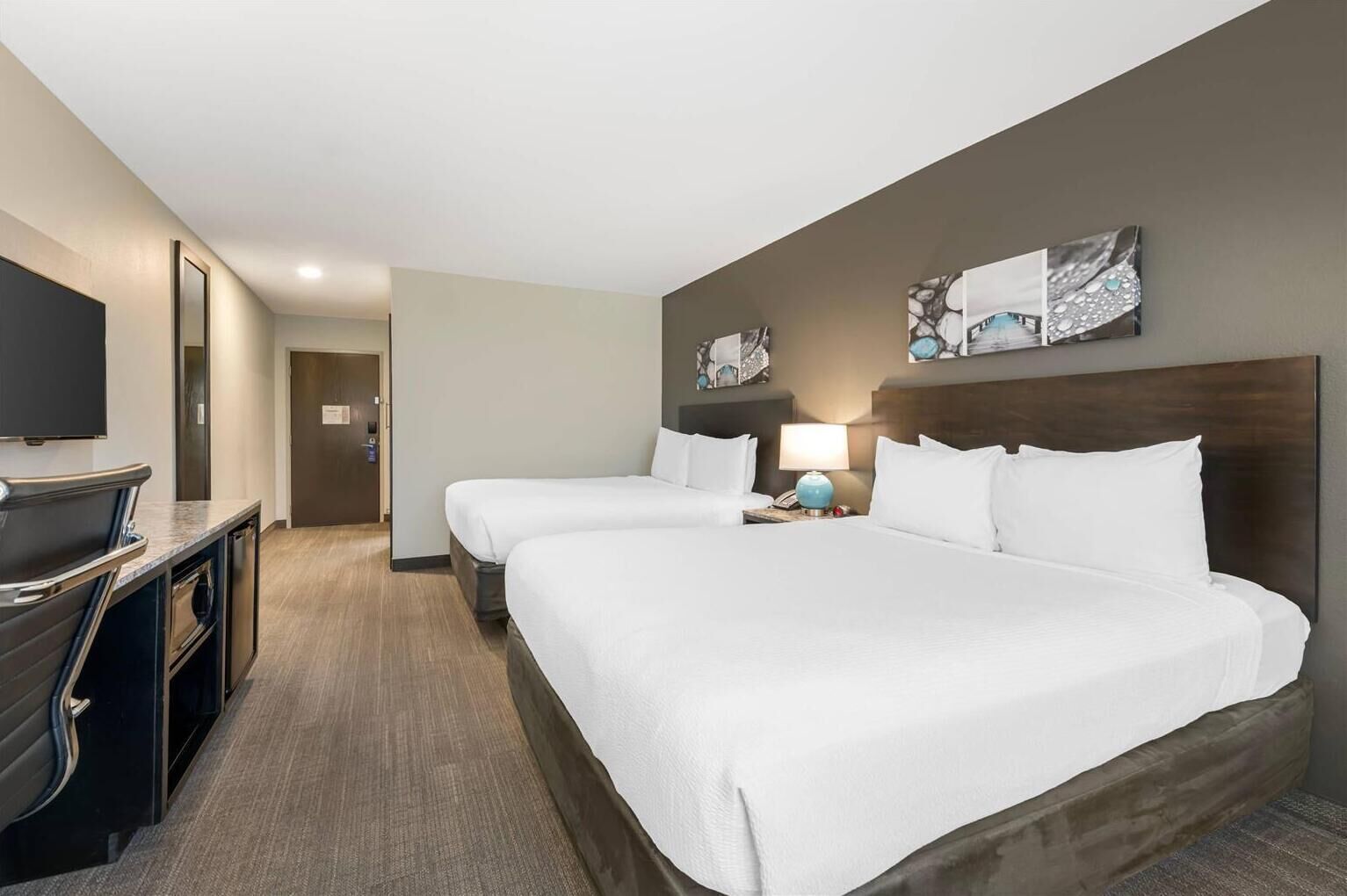 Standard Room, 2 Katil Ratu (Queen), Non Smoking | Peralatan tempat tidur premium, meja, ruang kerja komputer riba 
