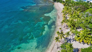 Plage privée, sable blanc, chaise longue, serviettes de plage