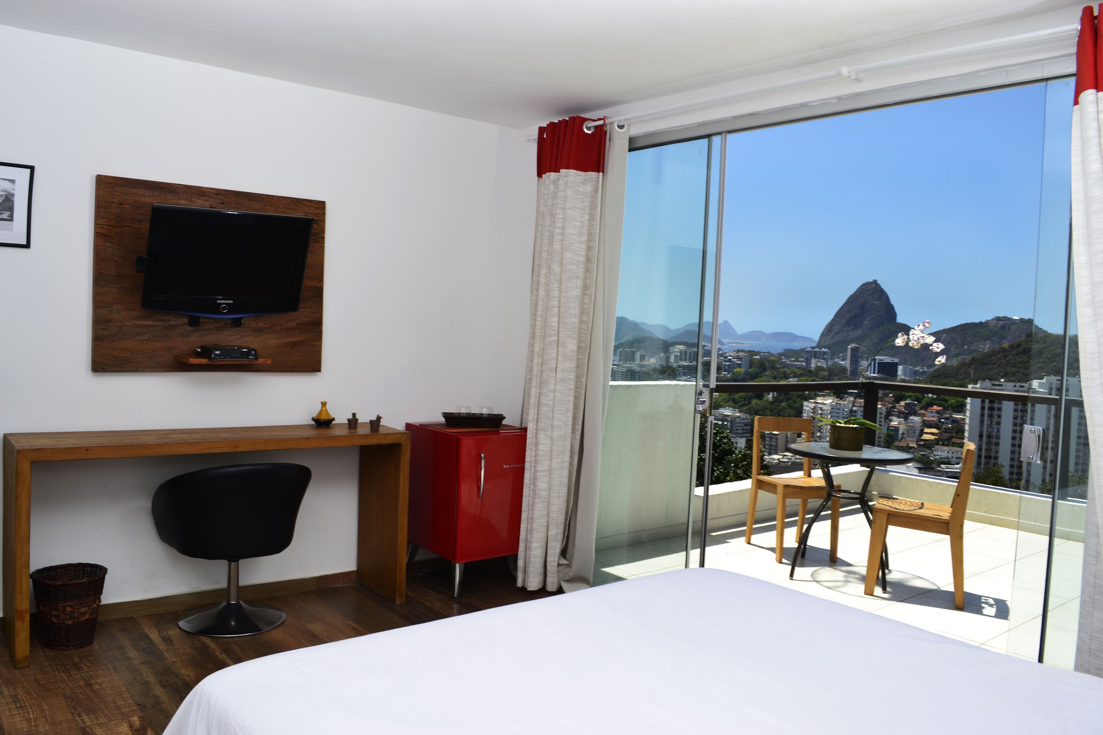 Una cassaforte in camera, tende oscuranti