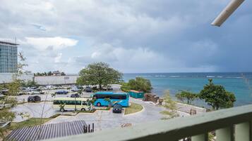 Economy-Doppelzimmer, 1 Queen-Bett, eingeschränkter Meerblick, Strandnähe | Blick vom Balkon