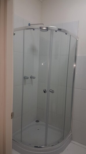 Shower, free toiletries