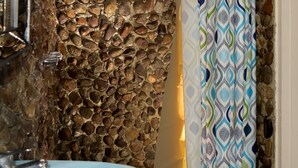 Shower, free toiletries - Church Street Guest House (Soufrière)