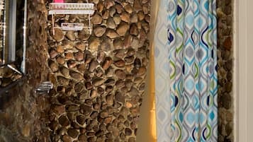 Shower, free toiletries