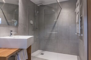 Quadruple Room | Bathroom | Shower, bidet, towels - Hotel Cardós (Vall de Cardos)
