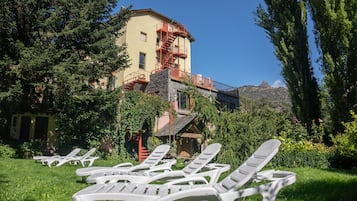 2 albercas al aire libre y camastros