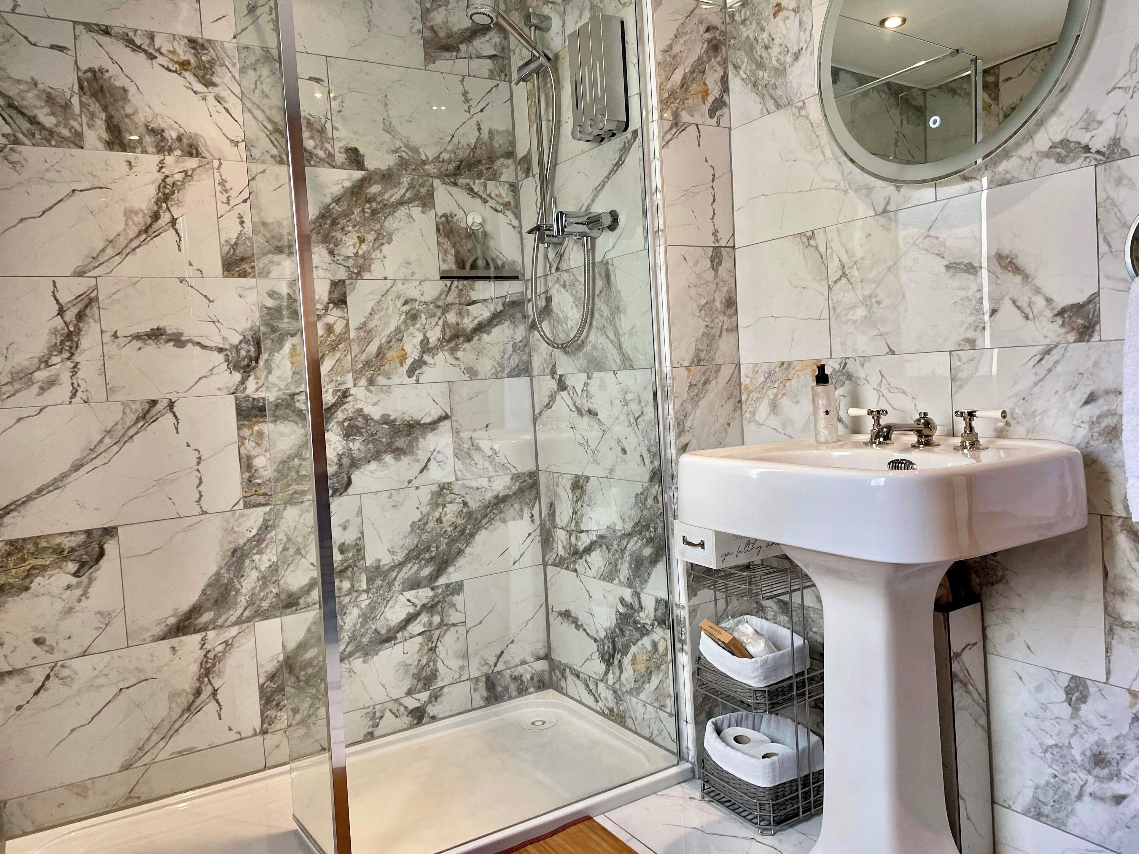Cottage, 3 Bedrooms | Bathroom | Combined shower/bathtub, deep-soaking bathtub, eco-friendly toiletries