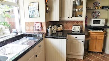 Full-sized fridge, microwave, oven, stovetop