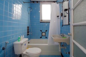 Classic-hus - 1 dobbeltseng - ikke-ryger | Badeværelse | Bruser, brusehoved med spredningseffekt, gratis toiletartikler