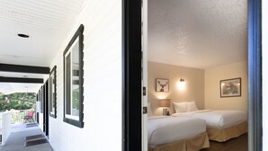 Un couloir d’hôtel avec une passerelle couverte, un lit avec une tête de lit, une table de chevet et une lampe fixée au mur.