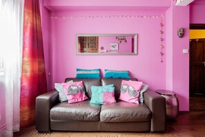 อพาร์ทเมนท์สำหรับครอบครัว, หลายห้องนอน, ห้องน้ำส่วนตัว | บริเวณนั่งเล่น | ทีวีจอแอลซีดี 46 นิ้ว พร้อมช่องดิจิตอล, ทีวี