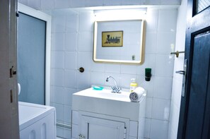 Design Apartment, 1 Bedroom, Non Smoking, Ground Floor | Bathroom | Shower, free toiletries, towels - Cosy Apartment in Sidi Bou Said- Amilcar (Sidi Bou Said)