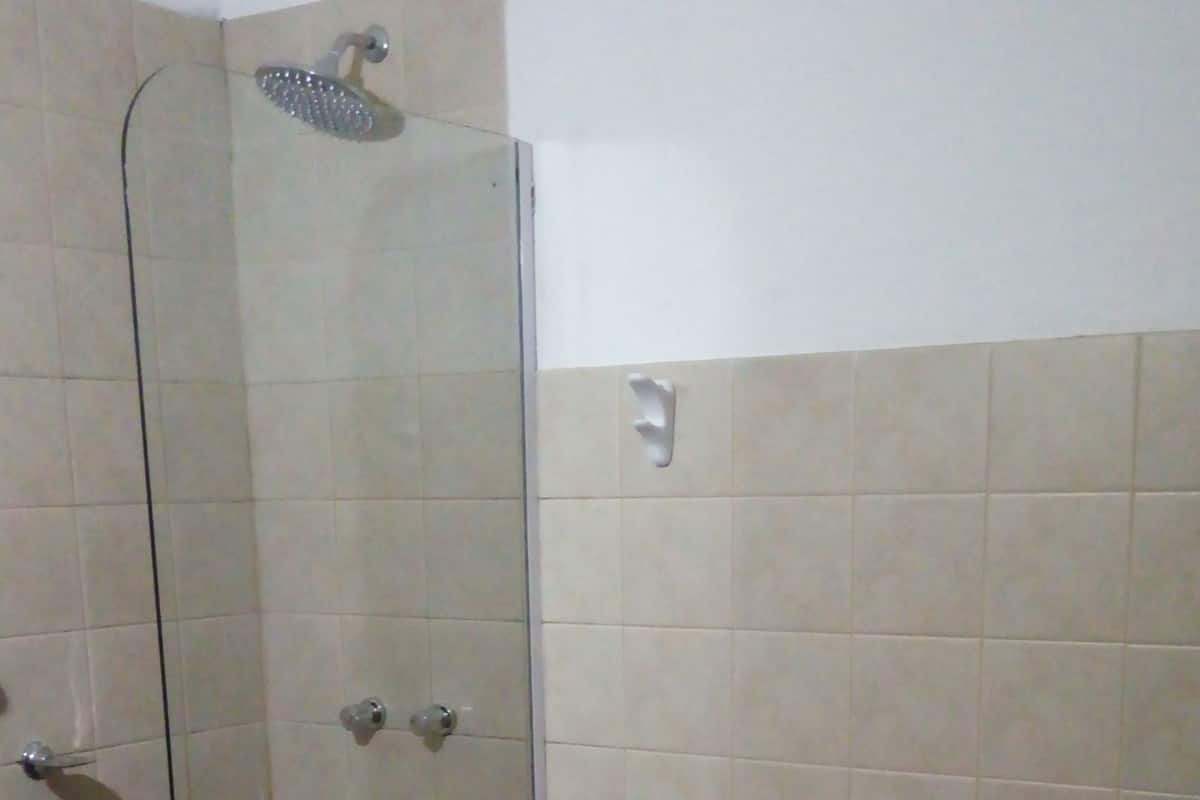 Ducha, artículos de tocador gratuitos, toallas