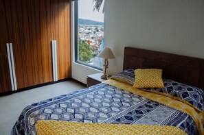 2 عدّة غرف نوم وخزنة داخل الغرفة وبديكورات فريدة لكل غرفة