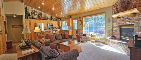 Televisie, een open haard, een dvd-speler en een tafeltennistafel