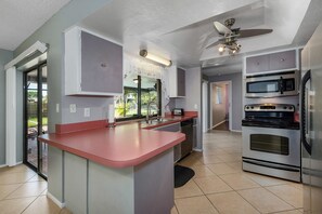 Full-sized fridge, microwave, oven, stovetop - Villa Florida Flair - a Quiet Family Paradise in the Heart of Cape Coral (Cape Coral)