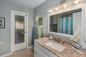 Familienhaus, 3 Schlafzimmer, eigener Pool (2 Bathrooms) | Badezimmer | Komfortbadewanne, kostenlose Toilettenartikel, Haartrockner, Handtücher