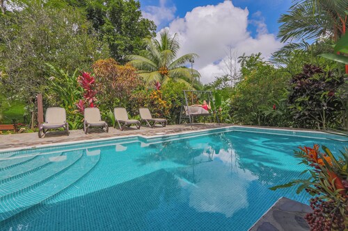 Chalet with exuberant gardens, r and farm 4 Bukala Village Lodge