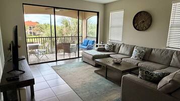 TV connectée, livres, espaces bureaux