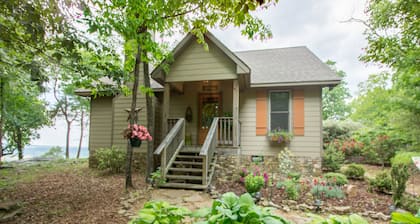 Stoneridge Cottage II - Quality Amenities with a Million Dollar Mountain View