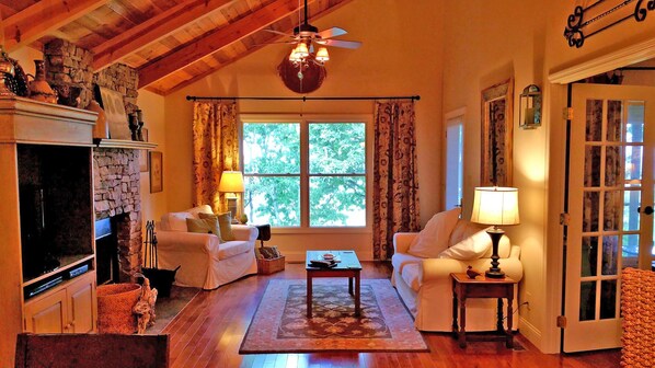 Smart-TV, Kamin, DVD-Player