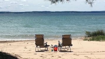 På stranden, liggestole, badehåndklæder
