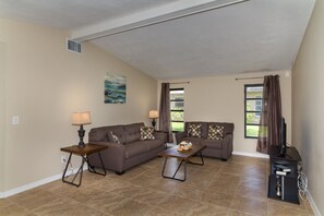 Casa, 3 habitaciones, 2 baños, vista al canal | Sala de estar | Televisión LED 