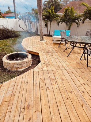 Outdoor dining - BeachHouse Bungalow 🏝Spacious 1 level, Quiet & Cozy🏖walk to the Beach! (Redington Beach)