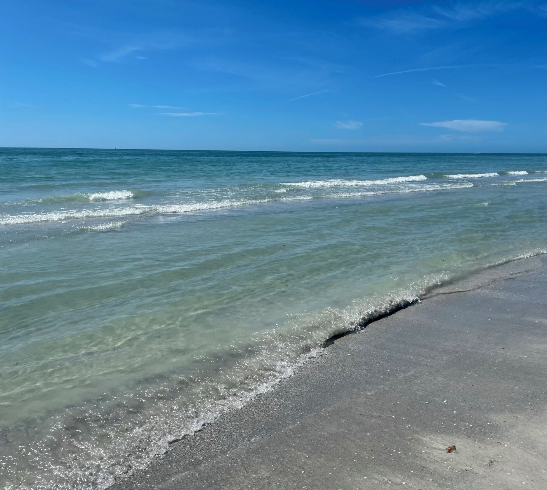 Una spiaggia nelle vicinanze, lettini da mare, teli da spiaggia
