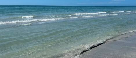 Una spiaggia nelle vicinanze, lettini da mare, teli da spiaggia