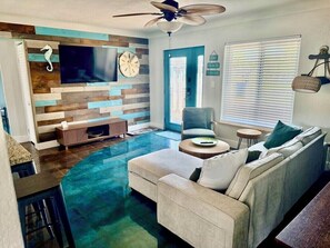 Smart TV, books - BeachHouse Bungalow 🏝Spacious 1 level, Quiet & Cozy🏖walk to the Beach! (Redington Beach)