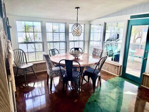 Dining - BeachHouse Bungalow 🏝Spacious 1 level, Quiet & Cozy🏖walk to the Beach! (Redington Beach)