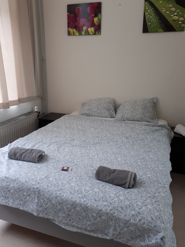 1 غرفة نوم وخزنة داخل الغرفة ومكواة/لوح كي وواي فاي مجانًا