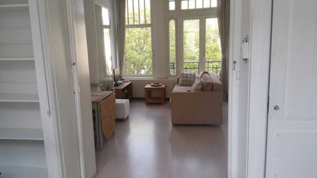 Smart TV, DVD player, books, video library. Apartment in Rotterdam