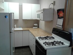 雪櫃、微波爐、焗爐、爐具