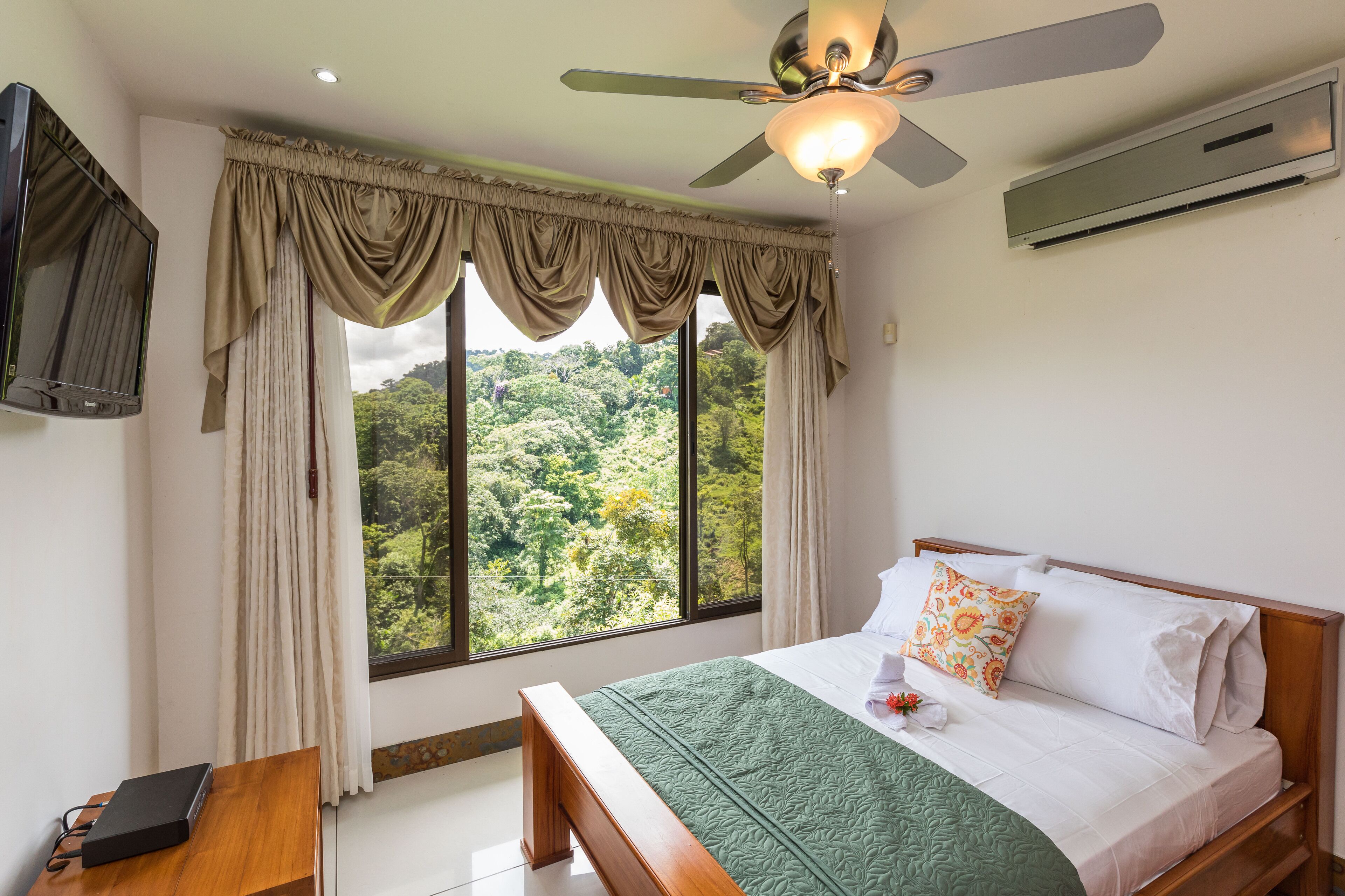 5 chambres, coffres-forts dans les chambres, Wi-Fi, draps fournis