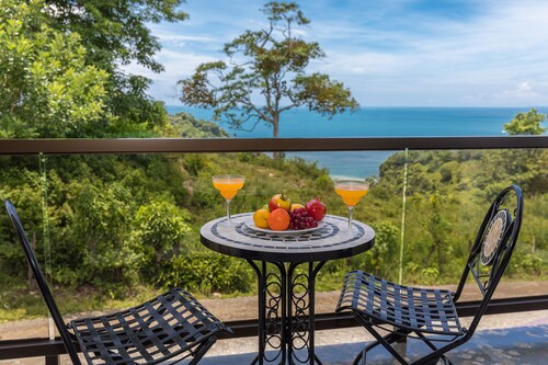 5 minute drive to Manuel Antonio National Park with ocean and jungle views!
