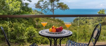 5 minute drive to Manuel Antonio National Park with ocean and jungle views!