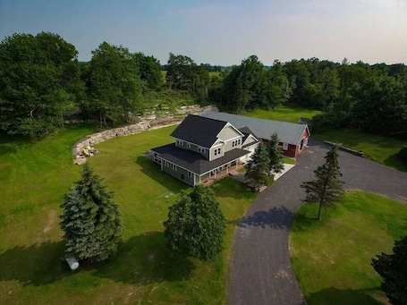Exterior. Deluxe House - 5 bedroom/ 5 bath