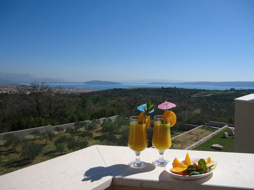 Spacious 5 bedroom villa with swimming pool and beautiful sea views.Villa Kosta 