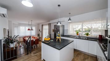 Fridge, oven, stovetop, dishwasher