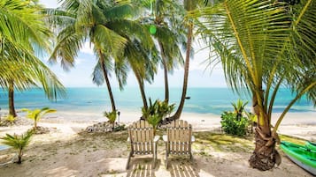 Aan het strand, ligstoelen aan het strand, strandlakens