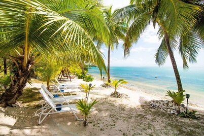 Beach Cottage w/ Kayaks, Snorkeling & A/C Glass Living Room by the Ocean!