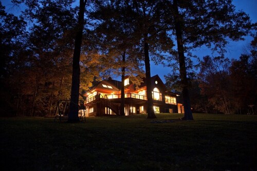 Peaceful Hudson Valley Renovated Home and Barn -Steps from River!