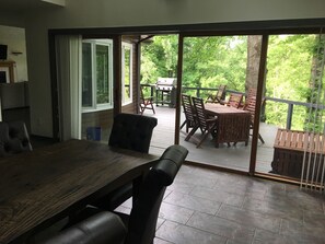 تناول الطعام بالخارج