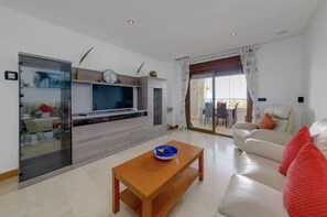 Una televisión, un reproductor estéreo